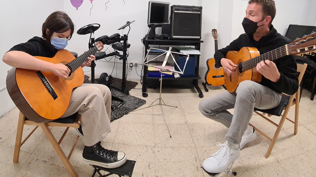 clases guitarra les corts